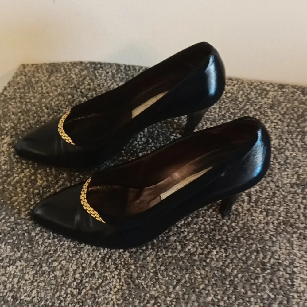 Bally Vintage Italian black leather pumps size 6 M